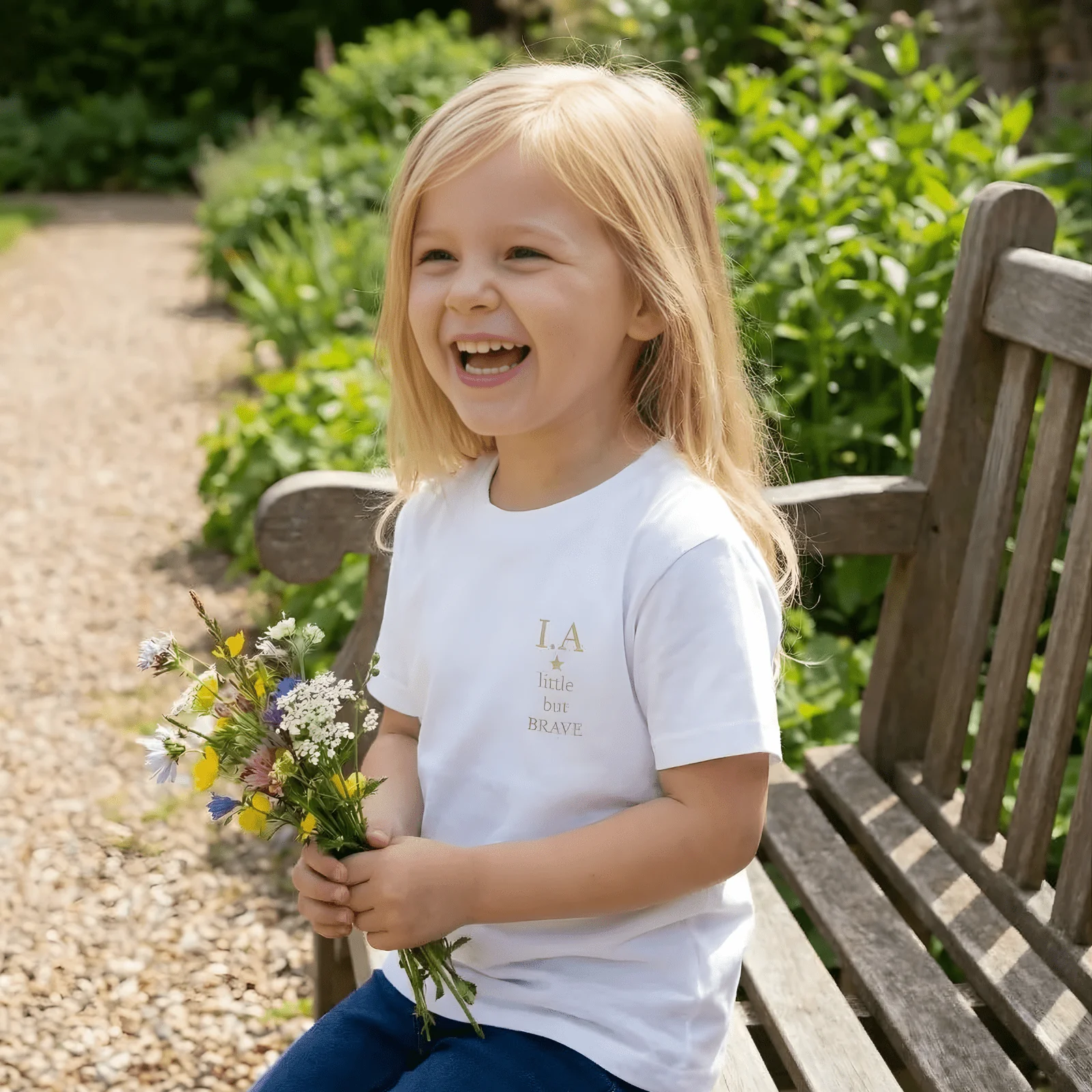 Dina barns initialer - Little but BRAVE T-shirt - Image 3
